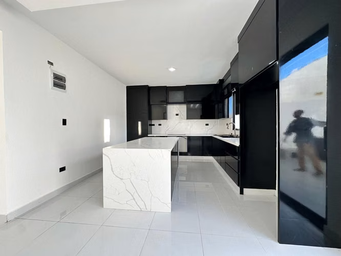 Casa de 3 Niveles con Piscina en Venta - Brisa Oriental, Santo Domingo Este - 3 Habitaciones
