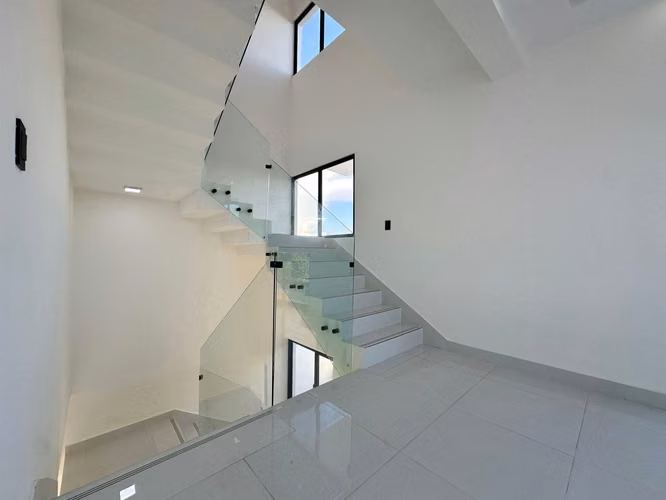 Casa de 3 Niveles con Piscina en Venta - Brisa Oriental, Santo Domingo Este - 3 Habitaciones
