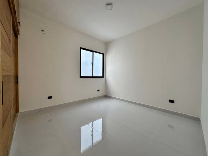 Casa de 3 Niveles con Piscina en Venta - Brisa Oriental, Santo Domingo Este - 3 Habitaciones