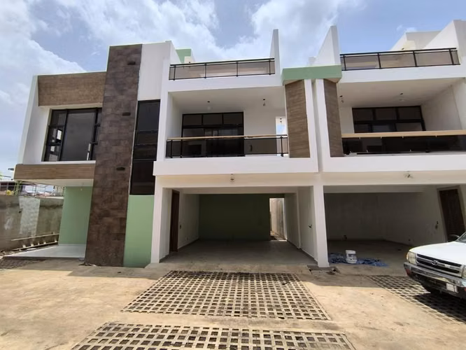 Casa en Venta en Prado Oriental, Residencial Cerrado - 3 Niveles con Rooftop