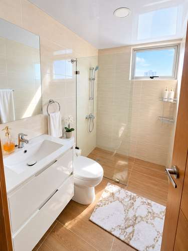 Se alquila apartamento amueblado de 2 habitaciones en Torre de lujo en Bella vista a pasos de Downtown Center.