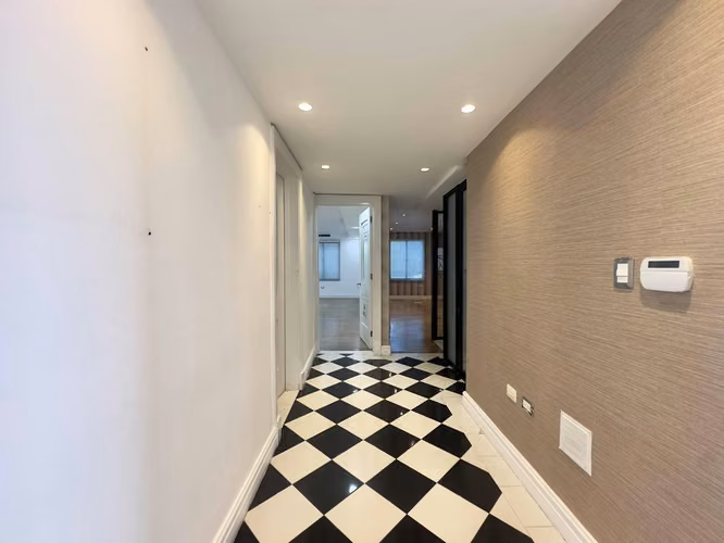 Local Comercial en Alquiler | 250 m² | 9 Oficinas, 7 Parqueos y Planta Eléctrica - Imagen 3