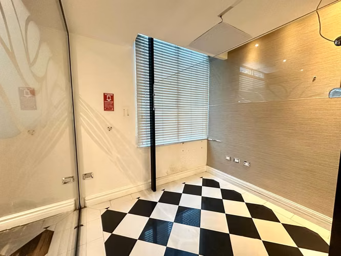 Local Comercial en Alquiler | 250 m² | 9 Oficinas, 7 Parqueos y Planta Eléctrica - Imagen 4