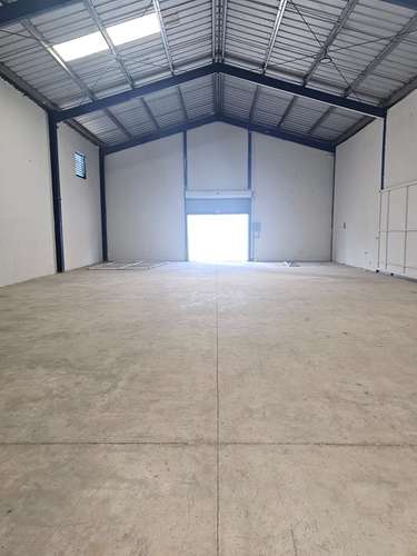 Alquilo Nave de 350 m2 en Zona Oriental - Imagen 2