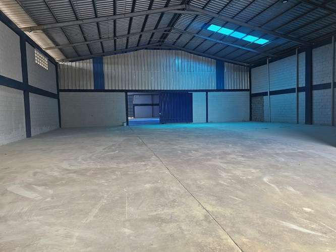 Alquilo Nave de 900 m2 próximo a Autopista de las Américas