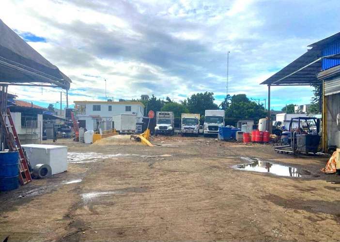 Solar comercial de esquina con naves en venta – Santo Domingo Este
