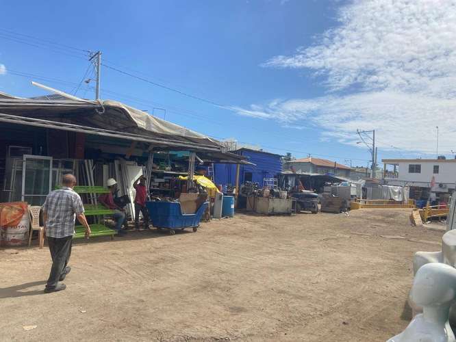 Solar comercial de esquina con naves en venta – Santo Domingo Este