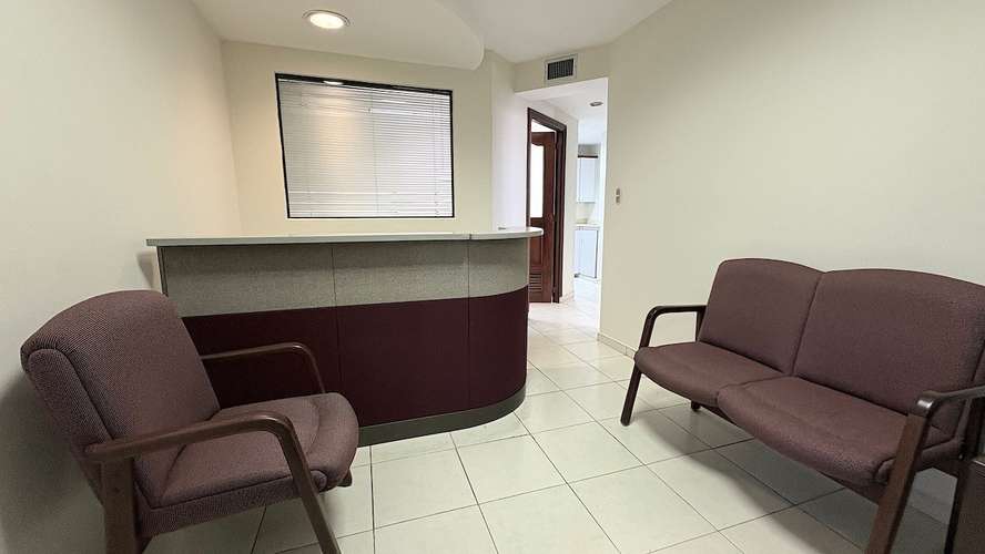Alquiler local Oficina en Evaristo Morales. Torre Empresarial. 42 m2- US$950