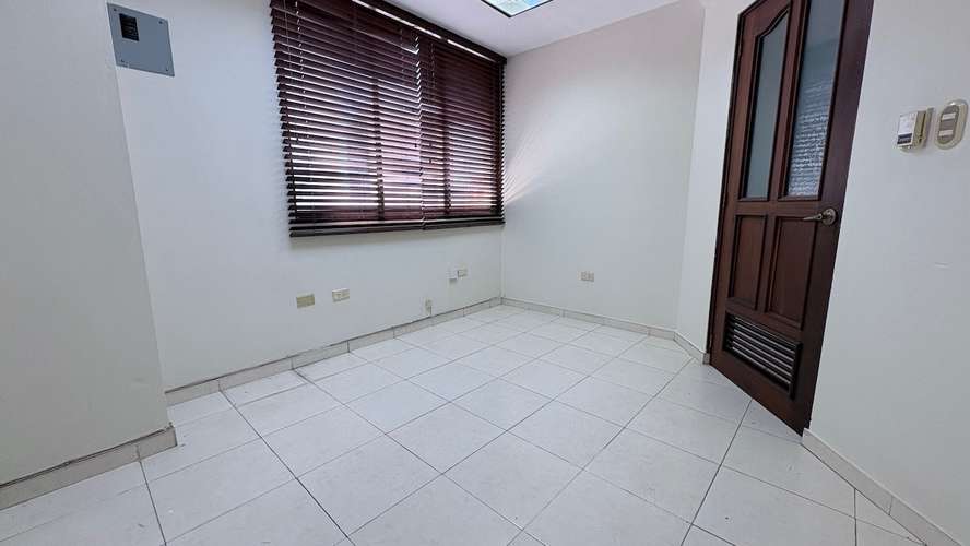 Alquiler local Oficina en Evaristo Morales. Torre Empresarial. 42 m2- US$950 - Imagen 8