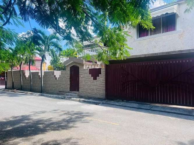 Imponente Y Cautivadora  CASA EN VENTA A solo Minutos del centro de la Ciudad    Residencial Cerrado Amplios Espacios y 
