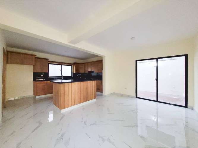 Venta de casa con piscina y sala a doble altura en Prado Oriental, Autopista de San Isidro - Imagen 7