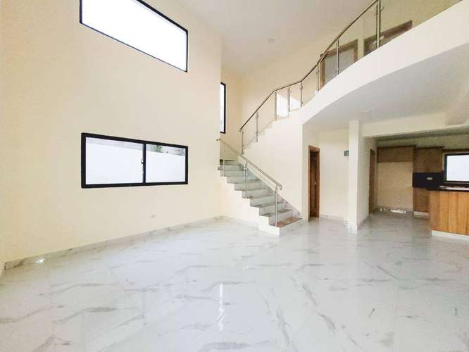 Venta de casa con piscina y sala a doble altura en Prado Oriental, Autopista de San Isidro - Imagen 3