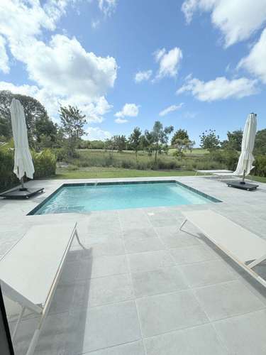 Venta de villa con piscina privada y vista al campo de golf en Playa Nueva Romana