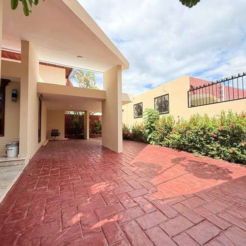 Casa de 5 Habitaciones y 500 m² de Solar en Alquiler en La Castellana La Castellana, Santo Domingo D.N.  Renta