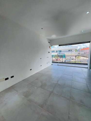 Local comercial en alquiler en el centro de Las Terrenas – Plaza Center, frente a Banco Popular | Listo para operar