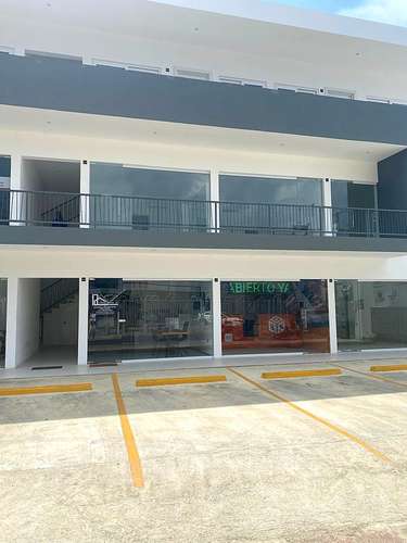 Local comercial en alquiler en el centro de Las Terrenas – Plaza Center, frente a Banco Popular | Listo para operar