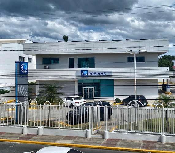 Local comercial en alquiler en el centro de Las Terrenas – Plaza Center, frente a Banco Popular | Listo para operar