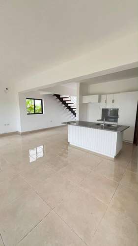 Casa villa dúplex con patio y 3 habitaciones en residencial cerrado en Punta Cana