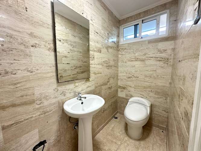 Local Comercial en Alquiler | 250 m² | 9 Oficinas, 7 Parqueos y Planta Eléctrica