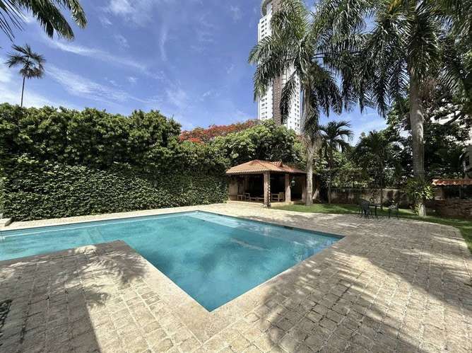Casa en Santo Domingo – 4 habitaciones en Bella Vista con piscina