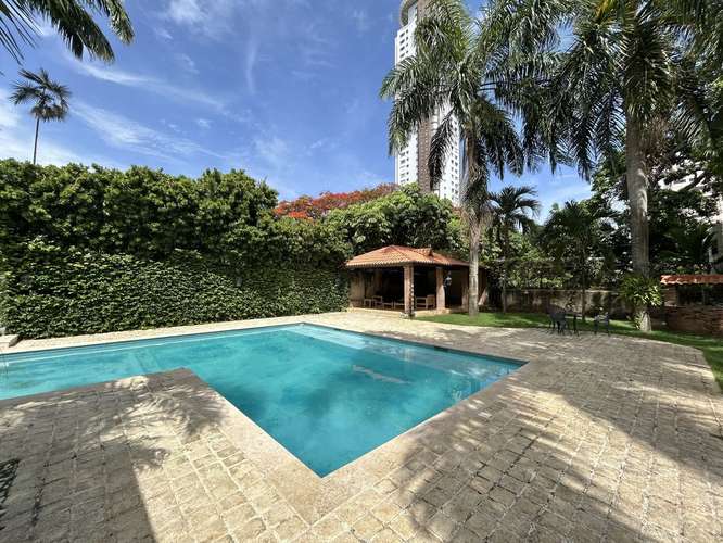 Casa en Santo Domingo – 4 habitaciones en Bella Vista con piscina  