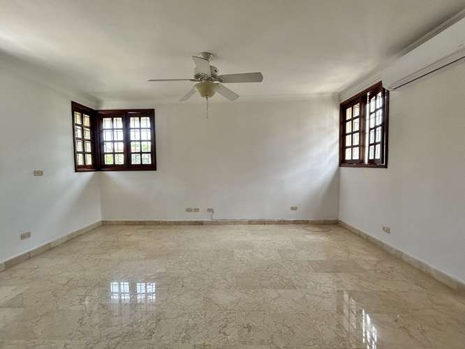 Casa en Santo Domingo – 4 habitaciones en Bella Vista con piscina  