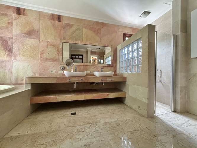 Casa en Santo Domingo – 4 habitaciones en Bella Vista con piscina  