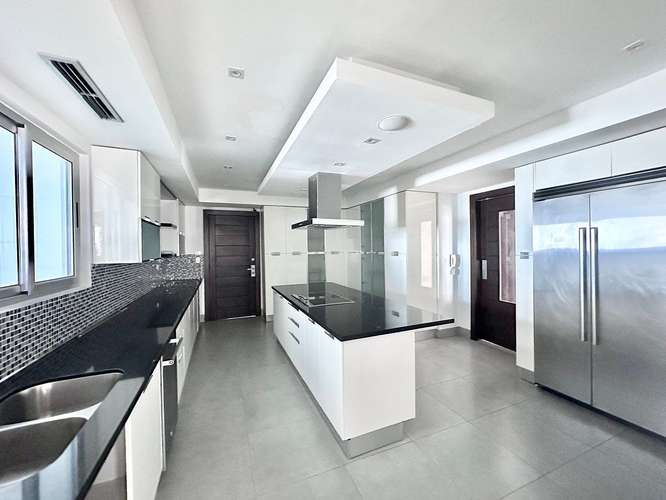 ESPECTACULAR PENTHOUSE DE 3 NIVELES CON INCREÍBLES VISTAS PARA ALQUILER