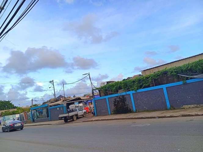 Solar comercial de esquina con naves en venta – Santo Domingo Este