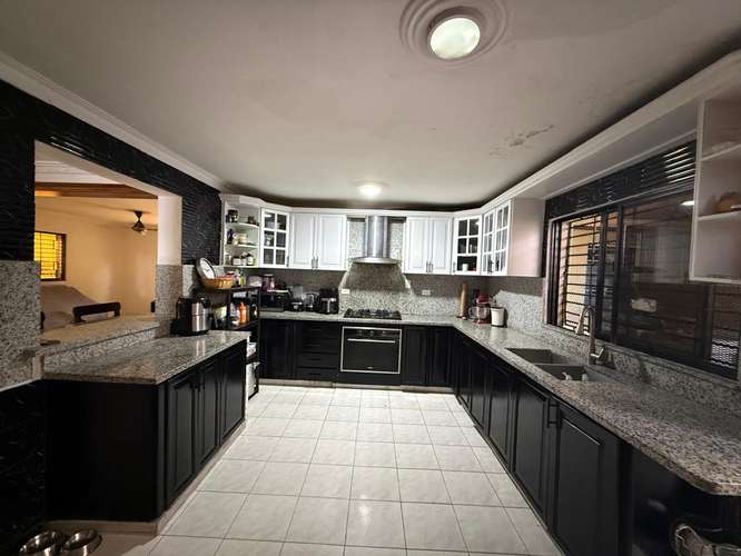 Casa de 2 Niveles en Venta La Castellana  250.22 M2 de Solar y 202.71 M2 de Construcción:  Primer Nivel: Marquesina, Jar - Imagen 20