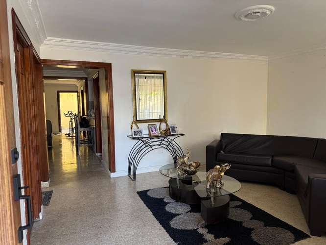Casa de 2 Niveles en Venta La Castellana  250.22 M2 de Solar y 202.71 M2 de Construcción:  Primer Nivel: Marquesina, Jar - Imagen 3