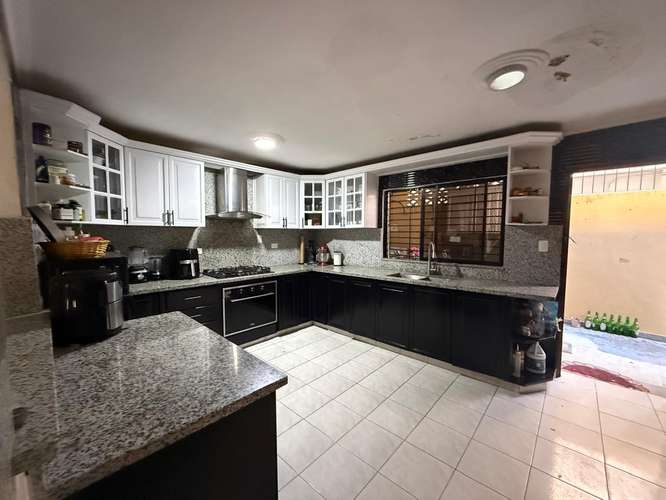 Casa de 2 Niveles en Venta La Castellana  250.22 M2 de Solar y 202.71 M2 de Construcción:  Primer Nivel: Marquesina, Jar - Imagen 14