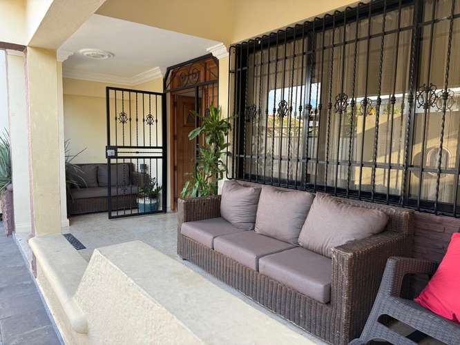 Casa de 2 Niveles en Venta La Castellana  250.22 M2 de Solar y 202.71 M2 de Construcción:  Primer Nivel: Marquesina, Jar - Imagen 6