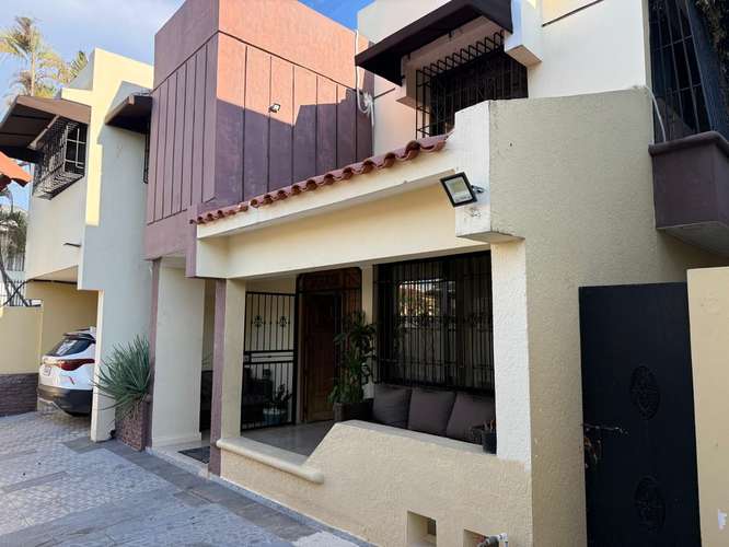 Casa de 2 Niveles en Venta La Castellana  250.22 M2 de Solar y 202.71 M2 de Construcción:  Primer Nivel: Marquesina, Jar - Imagen 1