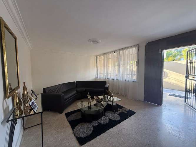 Casa de 2 Niveles en Venta La Castellana  250.22 M2 de Solar y 202.71 M2 de Construcción:  Primer Nivel: Marquesina, Jar - Imagen 2