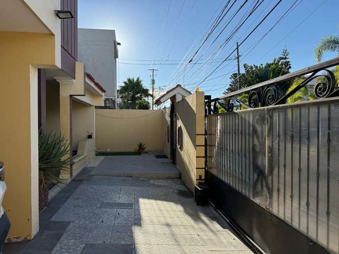 Casa de 2 Niveles en Venta La Castellana  250.22 M2 de Solar y 202.71 M2 de Construcción:  Primer Nivel: Marquesina, Jar - Imagen 4