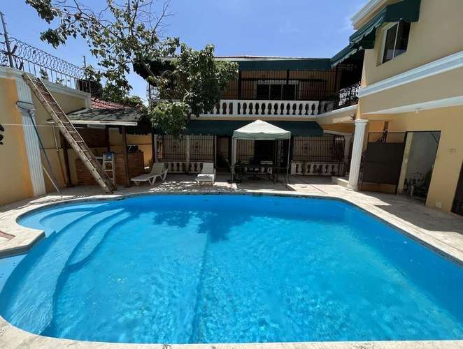 Amplia casa con piscina - Imagen 2