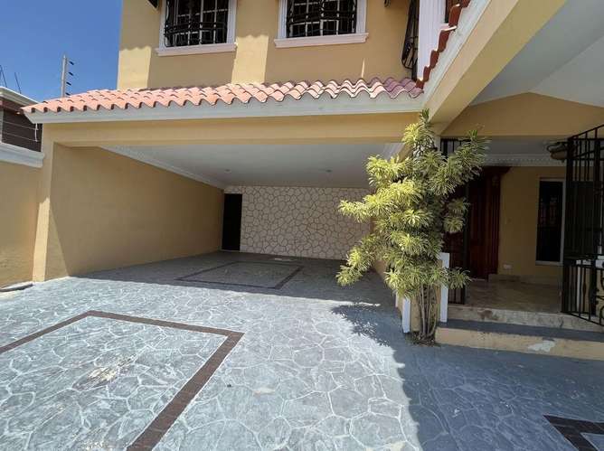 Amplia casa con piscina - Imagen 4