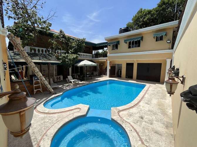 Amplia casa con piscina