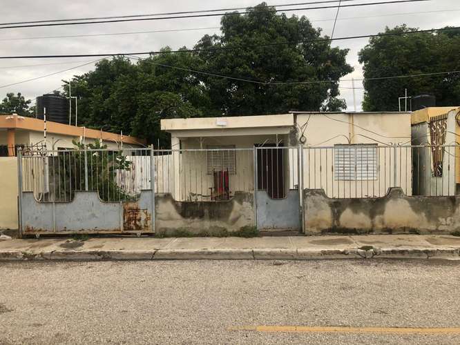 Se vende casa frente a la Universidad Urania Montás, San Juan de la Maguana