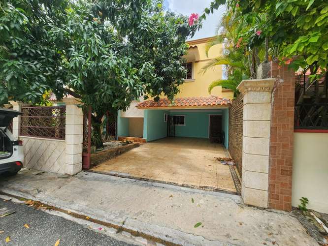*VILLA CLAUDIA* 301 m2 Construcción, 291 m2 terreno.    4 habitaciones, cuarto principal con balcón, baño y Walkingclose