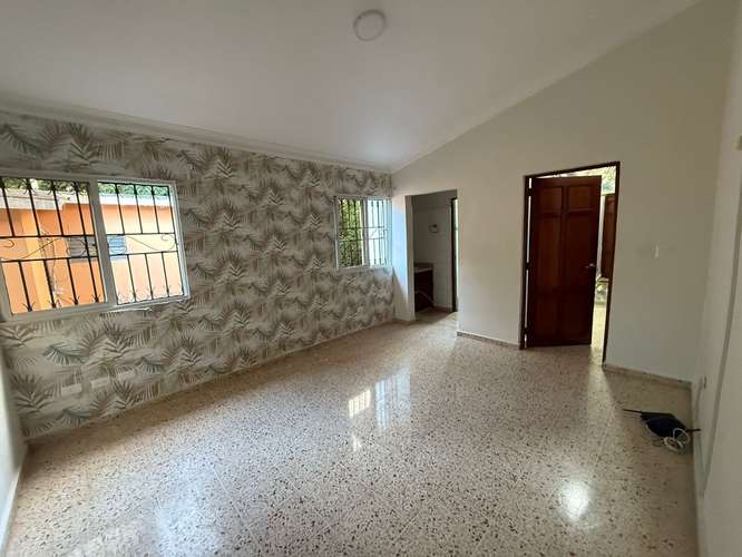 Vendo casa en Villa Claudia próxima a la Av. Republica de Colombia de Dos Niveles 