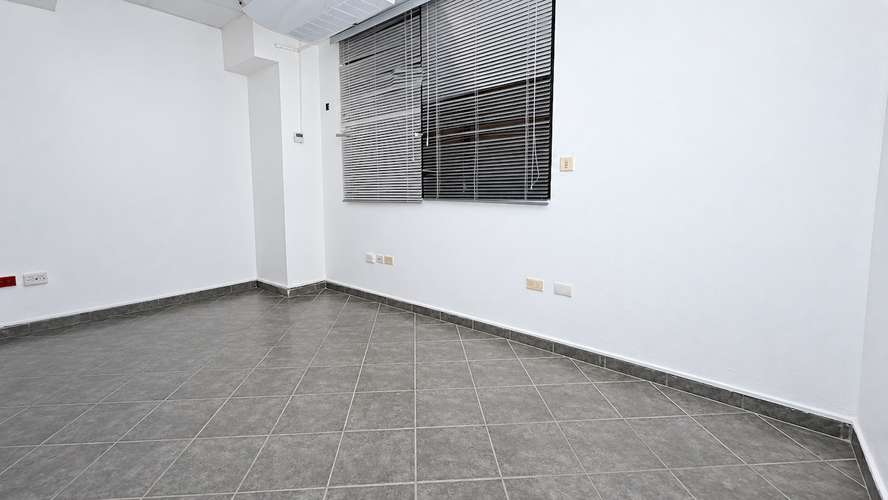 Alquiler Local para oficina en Evaristo Morales en Torre Empresarial lista para ocupar. Fácil salida a 27 de Febrero 