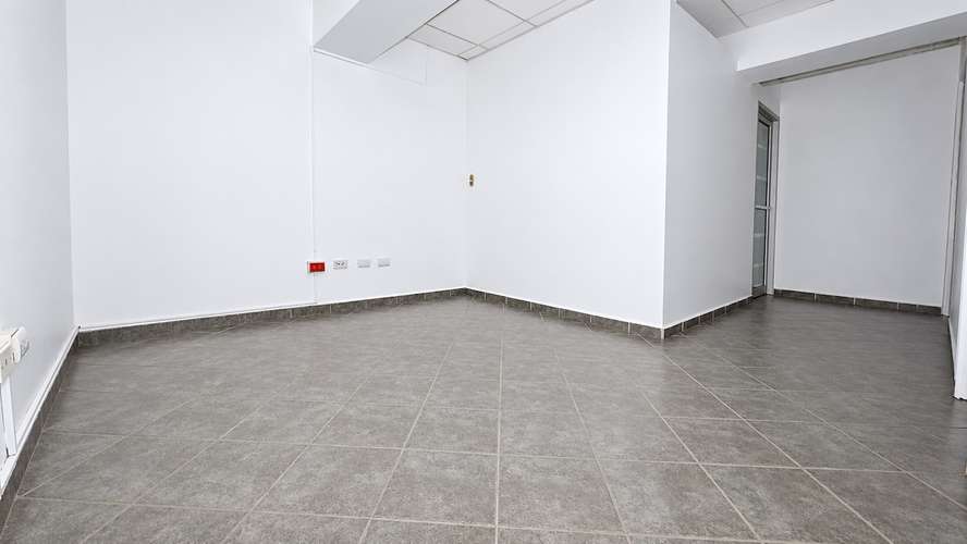 Alquiler Local para oficina en Evaristo Morales en Torre Empresarial lista para ocupar. Fácil salida a 27 de Febrero 