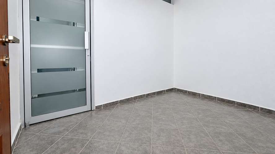 Alquiler Local para oficina en Evaristo Morales en Torre Empresarial lista para ocupar. Fácil salida a 27 de Febrero 