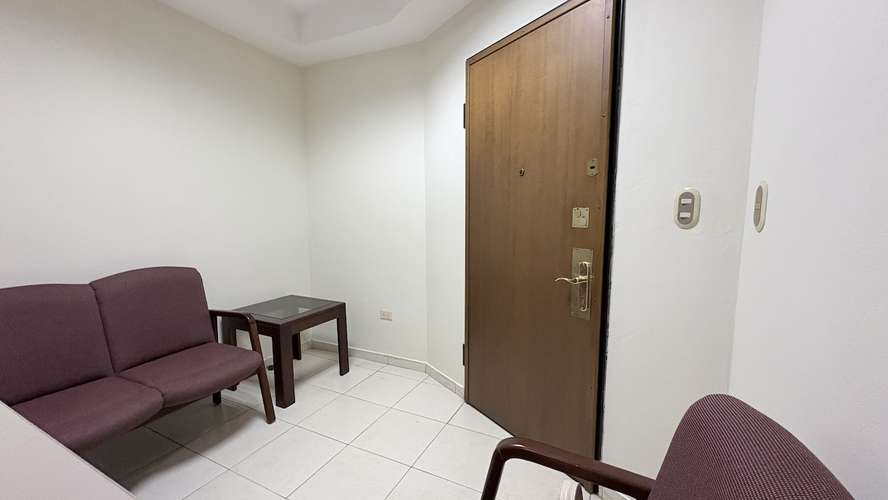 Local para oficina en Evaristo Morales en Torre Empresarial lista para ocupar con fácil salida a la 27de febrero.