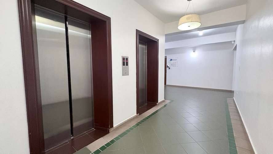 Local para oficina en Evaristo Morales en Torre Empresarial lista para ocupar con fácil salida a la 27de febrero.
