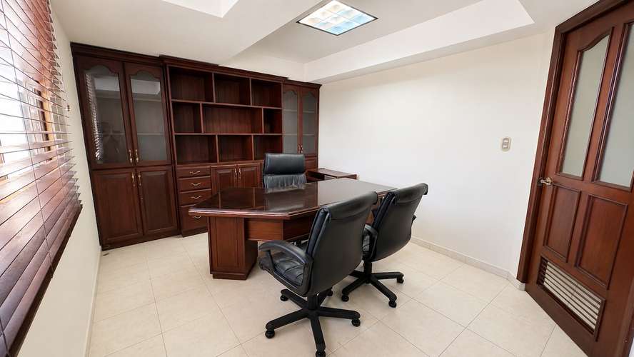 Local para oficina en Evaristo Morales en Torre Empresarial lista para ocupar con fácil salida a la 27de febrero.
