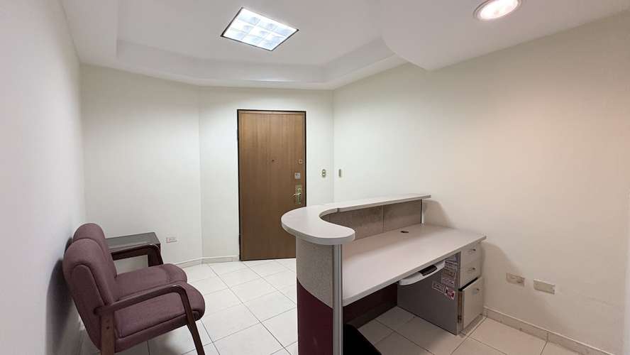 Local para oficina en Evaristo Morales en Torre Empresarial lista para ocupar con fácil salida a la 27de febrero.
