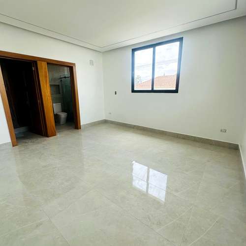 Casa moderna en venta de 4 habitaciones con piscina en Cerro Alto - Imagen 9